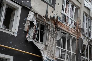 Danos causados por armas explosivas em Bucha, Ucrânia.
