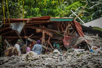 من الأرشيف: منزل تضرر من الانهيار الأرضي خلال إعصار في ماجوينداناو في الفلبين.