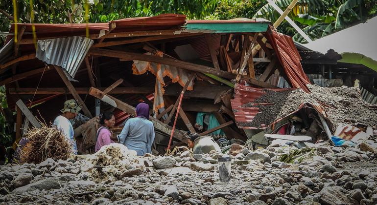 Una vivienda dañada por una avalancha ocurrida en Maguindanao, durante el tifón Paeng, en Filipinas.