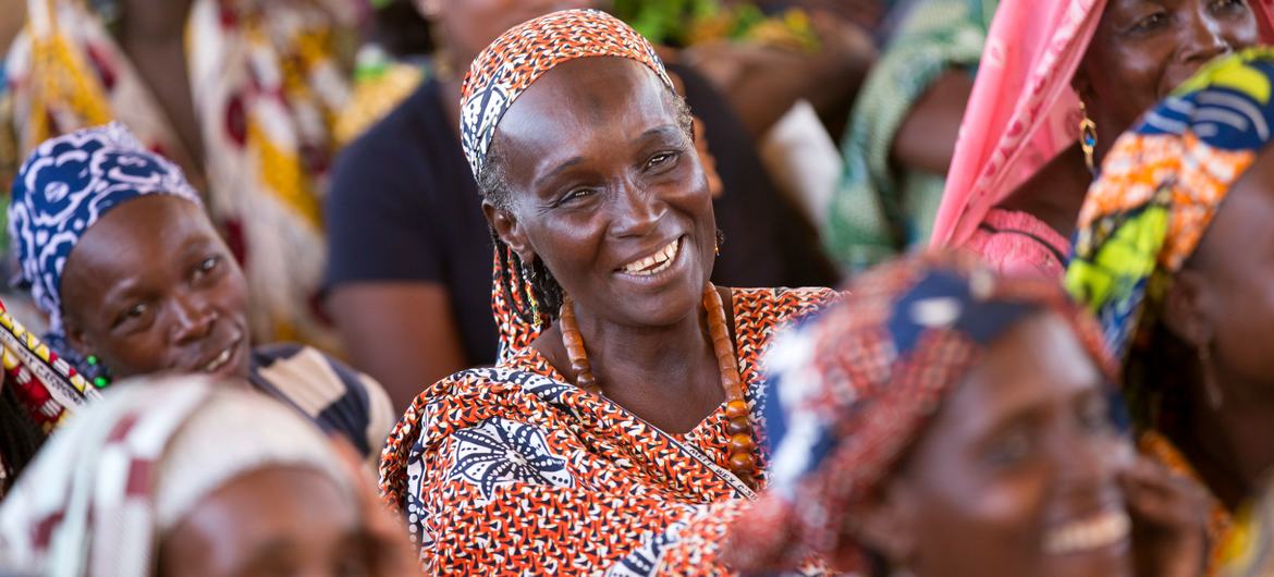 妇女参加在喀麦隆恩加姆难民营里联合国妇女署多功能中心举行的社区会议（资料）。