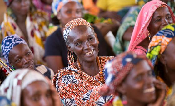 Des femmes participent à une réunion communautaire organisée au centre polyvalent d'ONU Femmes dans le camp de réfugiés de Ngam au Cameroun.