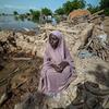 一名妇女在尼日利亚受洪水影响的约贝州拾柴。
