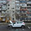 यूक्रेन के दक्षिण-पूर्वी शहर मारियुपोल में बमबारी से भीषण क्षति हुई है.