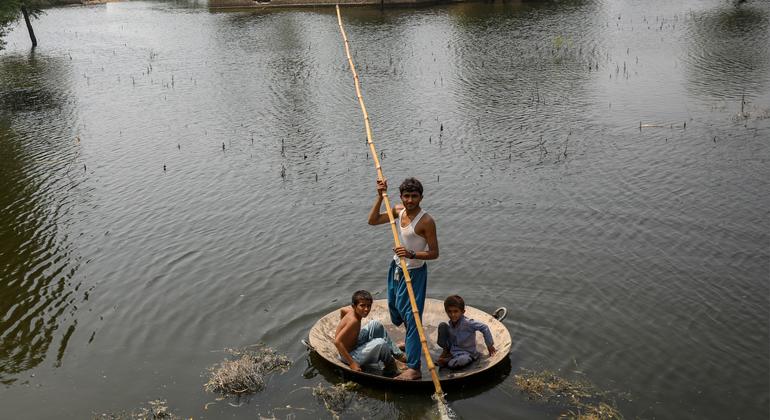 پاکستان کے صوبہ سندھ کے سیلاب سے متاثرہ علاقوں میں یہ لڑکے گھریلوں برتنوں کو کشتی کے طور پر استعمال کر رہے ہیں۔