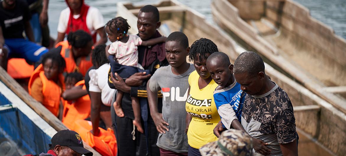 一艘载有移民的船只抵达巴拿马。