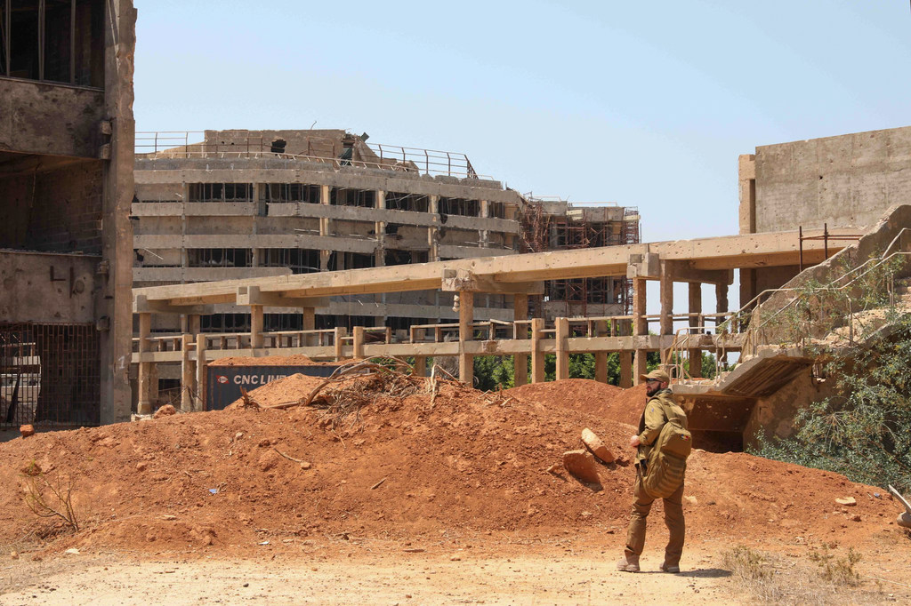 ضابط حماية في بعثة الأمم المتحدة للدعم في ليبيا في جامعة بنغازي المدمرة في بنغازي، ليبيا، التي كانت تخضع لسيطرة داعش سابقاً.