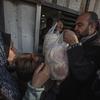 بعد إغلاق أبوابه لمدة 50 يوما، استأنف هذا المخبز عمله في دير البلح وسط قطاع غزة- عقب تلقي وقود ودقيق من برنامج الأغذية العالمي.