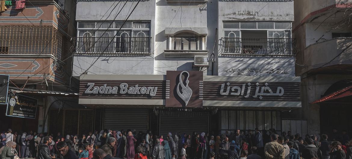Una panadería de Gaza reabre tras 50 días de cierre, después de recibir combustible y harina del Programa Mundial de Alimentos.