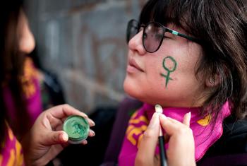 Mulher participa de uma marcha contra a violência de gênero em Quito, Equador.