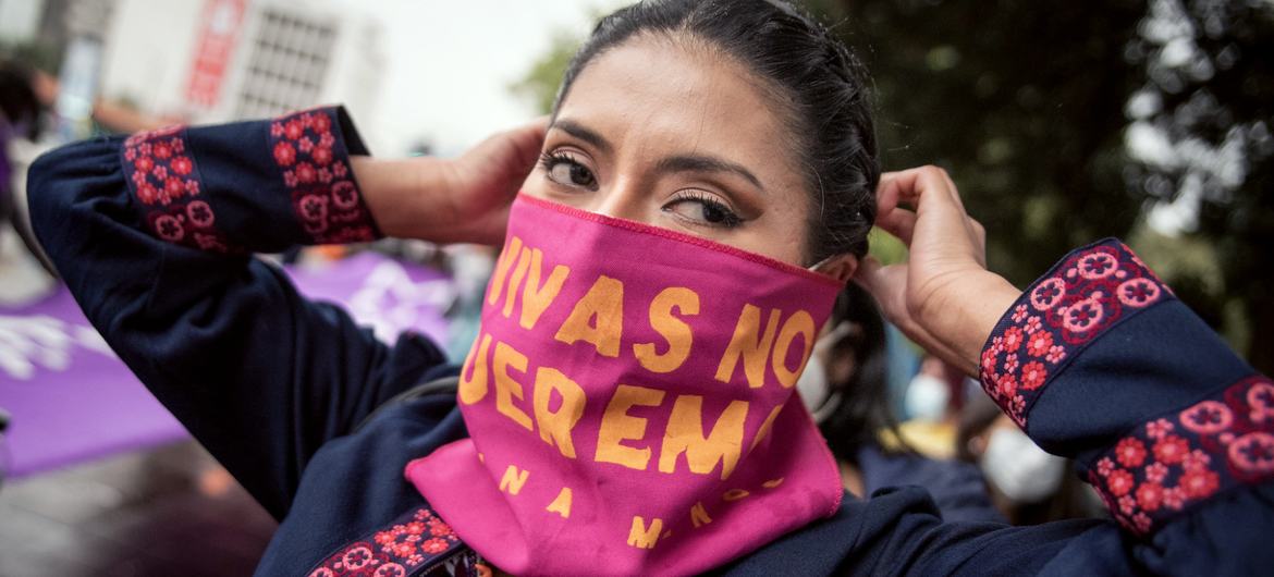 在厄瓜多尔基多，一名妇女参加反对性别暴力的游行。