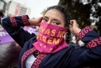 在厄瓜多尔基多，一名妇女在参加反对性别暴力的游行。