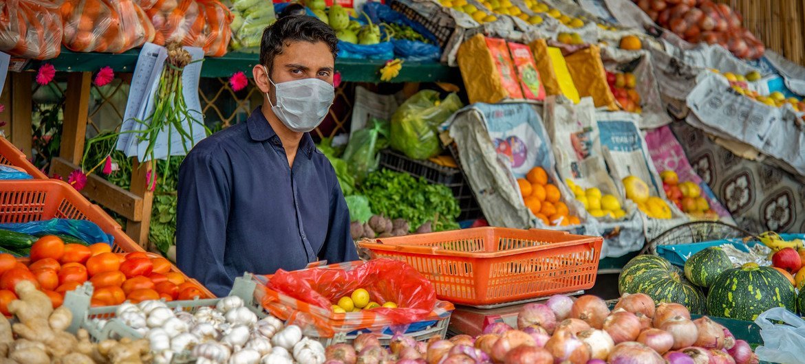 پاکستان کی ایک پھل و سبزی منڈی میں دوکان۔