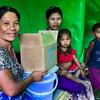 میانمار میں بے گھر ہونے والے خاندان راخائن میں ایک بدھ خانقاہ میں پناہ لیے ہوئے ہیں۔
