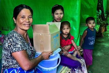 میانمار میں بے گھر ہونے والے خاندان راخائن میں ایک بدھ خانقاہ میں پناہ لیے ہوئے ہیں۔