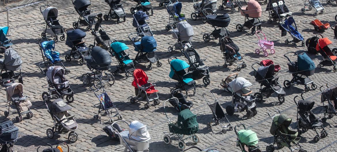 Carrinhos de bebê vazios foram colocados em filas organizadas na praça central de Lviv, na Ucrânia, para simbolizar as crianças mortas na guerra em andamento.