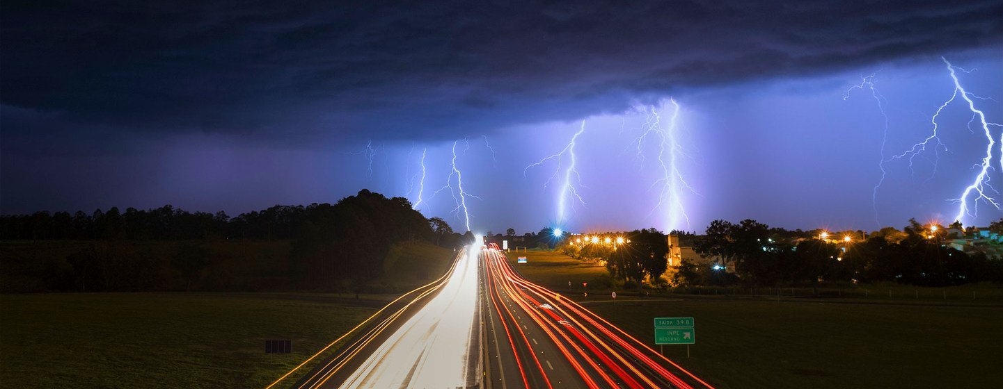 Tempestade na rodovia Dutra. Cachoeira Paulista, Estado de São Paulo, Brasil.