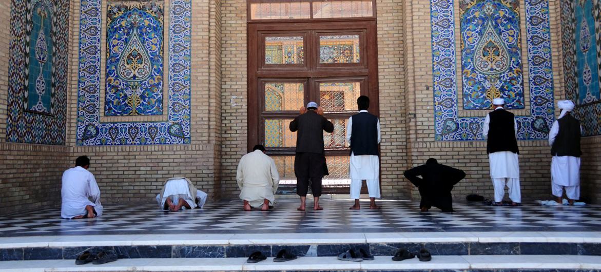 افغانستان کی ایک مسجد میں لوگ نماز ادا کر رہے ہیں۔
