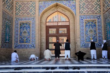 Des hommes priant dans une mosquée en Afghanistan.