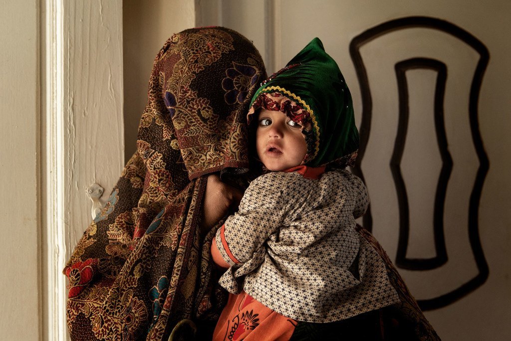 阿富汗坎大哈一家医疗诊所内，一位母亲和她的孩子。