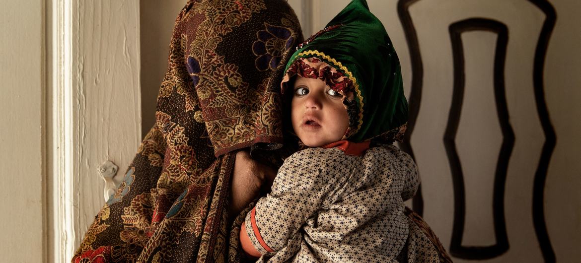 Una madre y su hijo dentro de una clínica médica en Kandahar, Afganistán.
