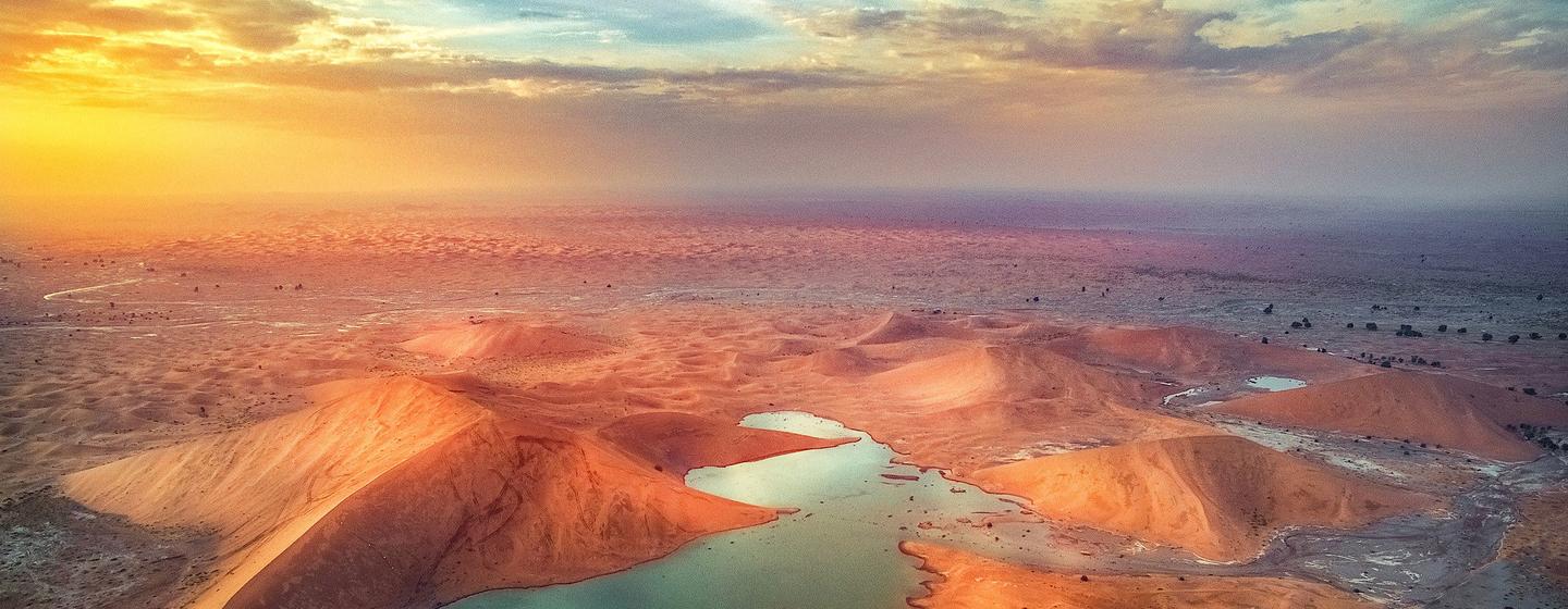L'eau s'accumule après la pluie dans le désert d'Oman.