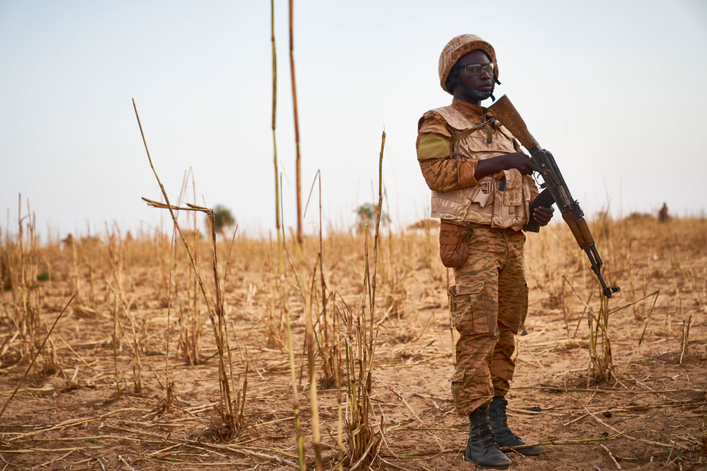 Un soldat du Burkina Faso à la frontière avec le Mali et le Niger lors d'une opération militaire contre des terroristes présumés.