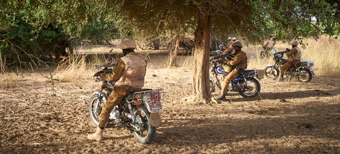 Tentara dari Burkina Faso selama operasi militer di sepanjang perbatasan dengan Mali dan Niger.