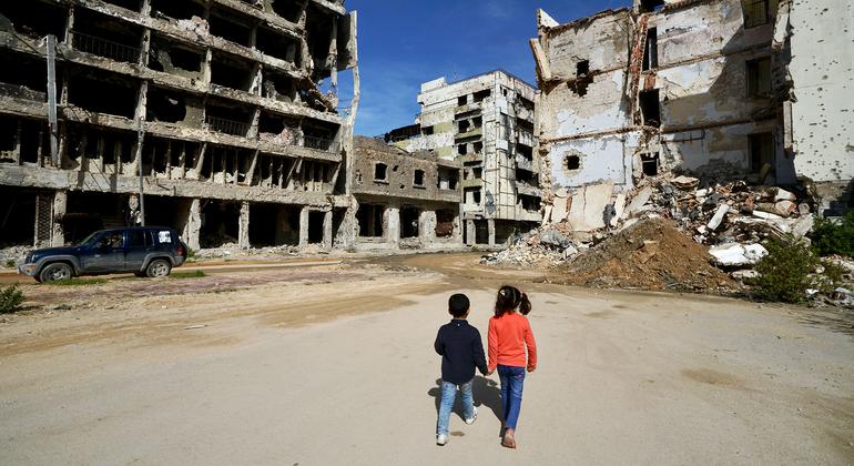 लीबिया के बेनग़ाज़ी में ध्वस्त हो चुकी इमारतों के पास कुछ बच्चे.