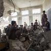 یمن کے ایک تباہ حال سکول کے کمرہ جماعت میں بچے جمع ہیں۔
