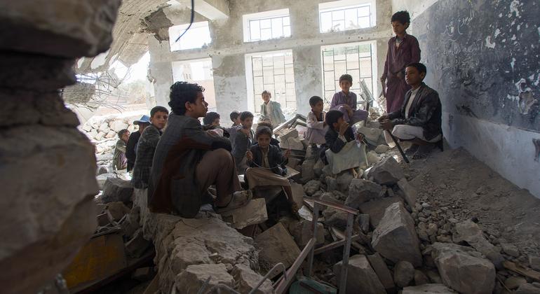 在也门萨达市，孩子们坐在被毁坏的学校里的一间旧教室里。