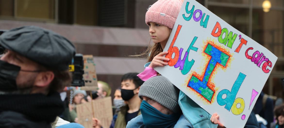 一名小女孩出现在一场有关气候变化问题的示威活动中。