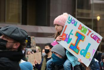 一名小女孩出现在一场有关气候变化问题的示威活动中。