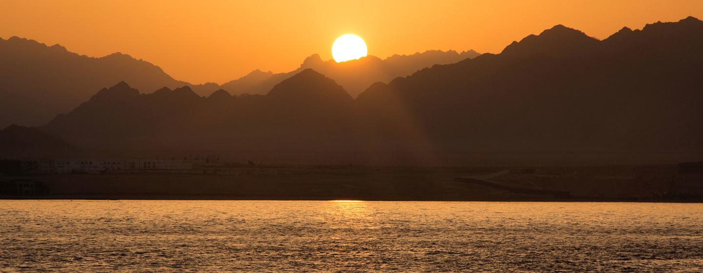 मिस्र के शर्म अल-शेख़ में सूर्यास्त का दृश्य.
