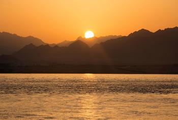 मिस्र के शर्म अल-शेख़ में सूर्यास्त का दृश्य.