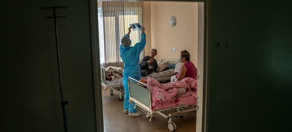 Seorang dokter merawat pasien di sebuah rumah sakit di Kharkiv, Ukraina.
