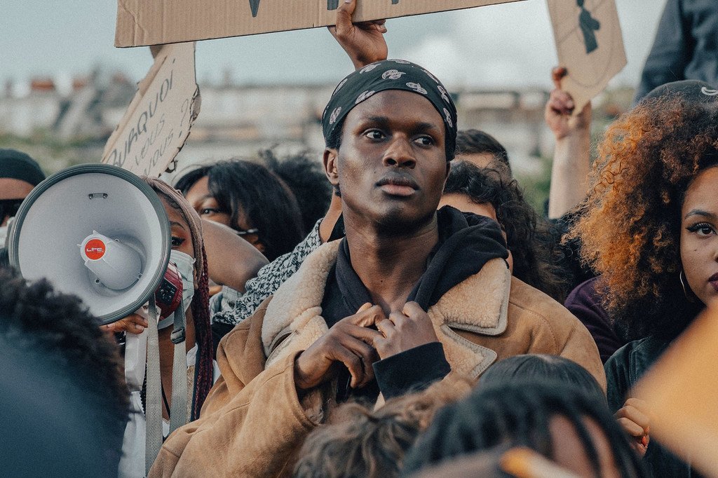 Des manifestants participent à un rassemblement Black Lives Matter à Paris, en France.
