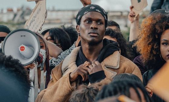 Manifestantes participantes de uma manifestação do movimento Vidas Negras Importam, em Paris, França