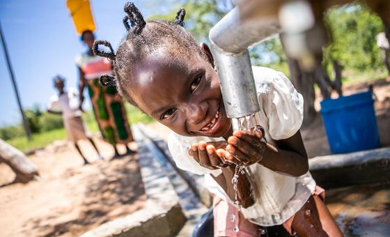 ज़िम्बाब्वे में एक लड़की एक नल से पानी पीते हुए. अनेक अफ़्रीकी देशों में स्वच्छ पानी की उपलब्धता पर जोखिम मंडरा रहा है.