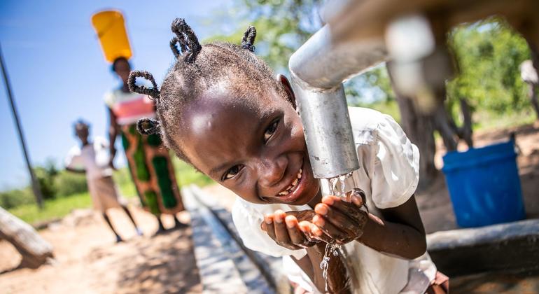 ज़िम्बाब्वे में एक लड़की एक नल से पानी पीते हुए. अनेक अफ़्रीकी देशों में स्वच्छ पानी की उपलब्धता पर जोखिम मंडरा रहा है.