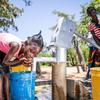 فتاة صغيرة تجمع الماء من محطة مياه تم إعادة تأهيلها مؤخرا في وادي غويمبي، زامبيا.