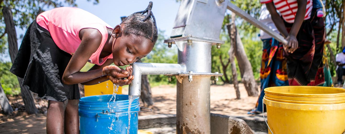 Une jeune fille collecte de l'eau dans un puits récemment réhabilité dans la vallée de Gwembe, en Zambie
