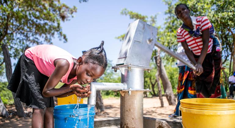 فتاة صغيرة تجمع الماء من محطة مياه تم إعادة تأهيلها مؤخرا في وادي غويمبي، زامبيا.