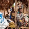 刚果民主共和国坦噶尼喀省的一名妇女与她严重营养不良的孩子。