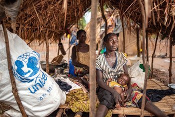 Une femme de la province du Tanganyika, en République démocratique du Congo, avec son enfant souffrant de malnutrition sévère.