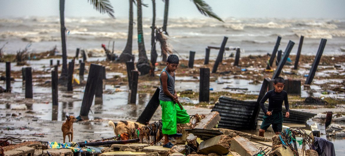 Unos niños buscan trozos de madera para ayudar a sus padres a reconstruir su casa después de que fuera destruida por los fuertes vientos del huracán Iota en Nicaragua.