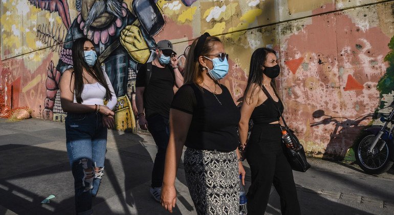 Turistas visitam bairro em Medellín, na Colômbia, durante a pandemia de Covid-19