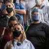 A Medellin, en Colombie, des personnes portent des masques de protection pour éviter la propagation du COVID-19.