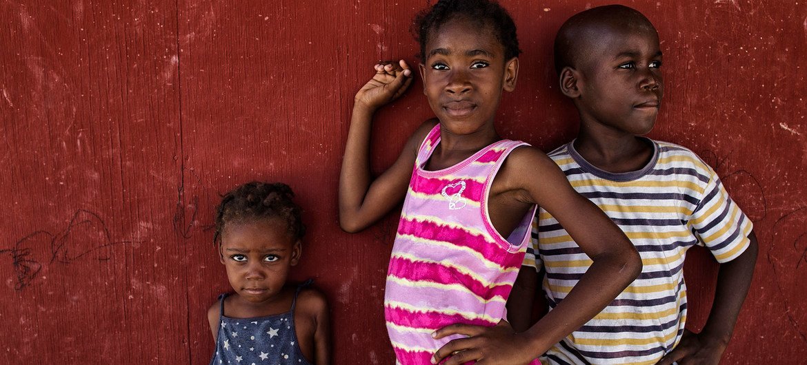 生活在海地流离失所者营地的儿童。（档案照片）