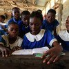 Des enfants déplacés sont en classe dans une école au Cameroun.