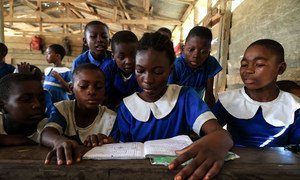 喀麦隆，流离失所的孩子在学校上课。